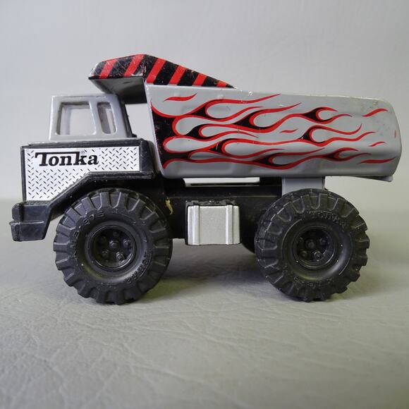 Maisto Hasbro Tonka Dump Truck Gray/Silver Red/Black Flames - Picture 1 of 6